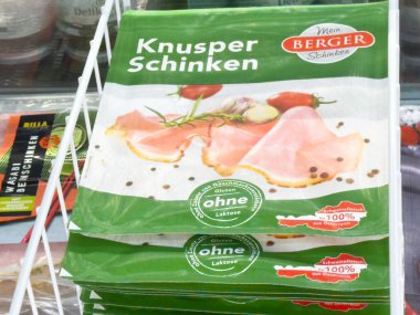 Markette dilimlenmiş jambon sergisi..