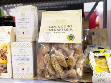 Marketin rafında Cantuccini to cani igp badem bisküvileri.