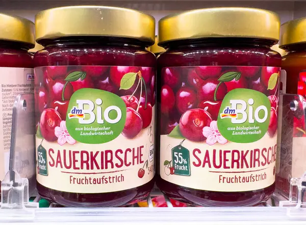 Organik vişneli meyve kavanozları raflara serpilmiş..