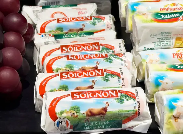 Çeşitli peynirler. Soignon keçi peyniri de dahil..