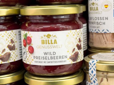 Kavanozlar dolusu siyah çikolatalı yabani yaban mersini..