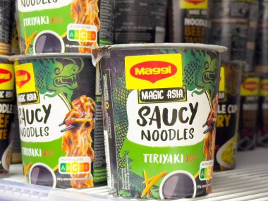 Teriyaki soslu erişte kabı maggi sihirli Asya ambalajı vitrininde.