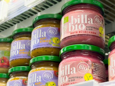 Çeşitli vejetaryen biyolojileri market buzdolabında yayılıyor..