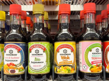 Mağazadaki kikkoman soya sosu şişelerinin çeşitleri..