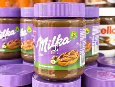 Milka fındık kavanozlarını fındıklı olarak serpiştirdi..