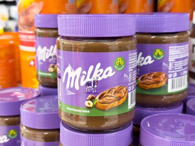 Mor kapaklı fındık kavanozları mağaza rafında sergileniyor..