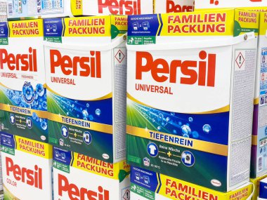 Persil evrensel çamaşır deterjanı ambalajı vitrininde.