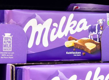 Alp sütü ve inek benekli mor sütlü çikolata paketleme.