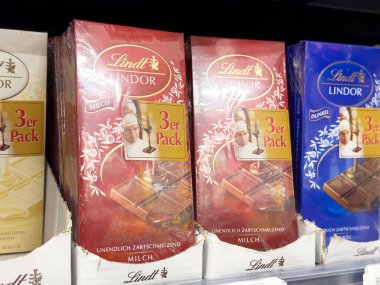 Lindt Lindor çikolata ekran mağaza ortamında çeşitli aromalar.
