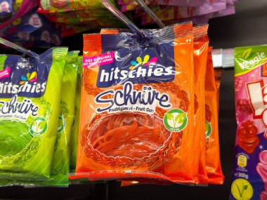 Renkli ambalaj vitrininde çeşitli vejetaryen meyve sakızları.