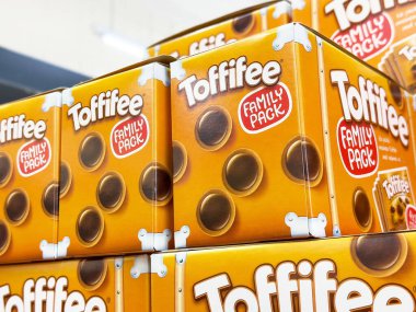 Şekerleme aile paketi süpermarket koridorunda sergileniyor.