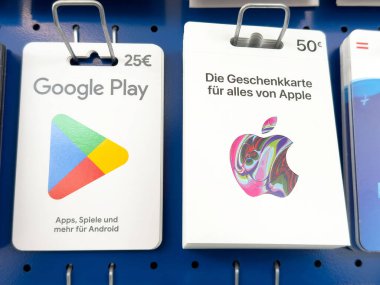 Perakende mağazasında Google oyun ve elma hediye kartları sergileniyor.