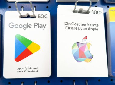 Perakende kancalarda gösterilen Google oyun ve elma hediye kartları.