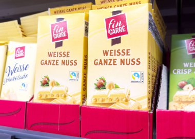 Fin carre weisse ganze nuss çikolata vitrininde.