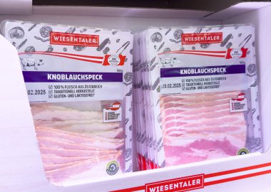 Etiket ayrıntılarıyla süpermarket görünümünde paketlenmiş Knoblauchspeck dilimleri.