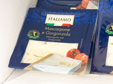 İtalyan mascarpone ve domatesli Gorgonzola peyniri paketi..