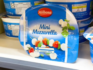 Marketteki rafta Milbona mini mozzarella peyniri paketi.