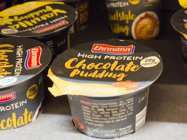 Ehrmann yüksek proteinli çikolatalı puding sergileniyor.