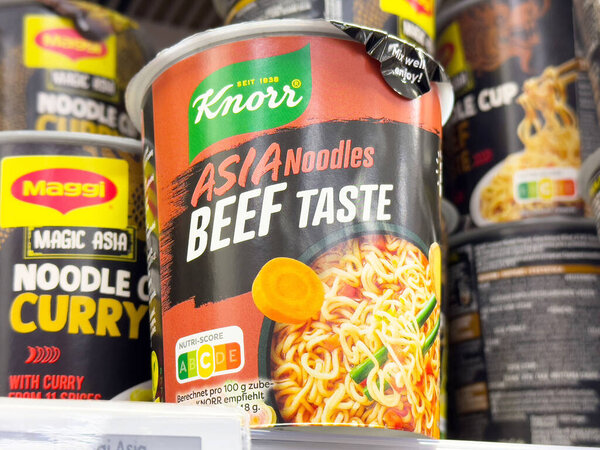 Чашка лапши на полке с азиатским вкусом говядины.