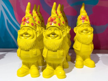 Renkli arka planda pembe çiçek aksanlı parlak sarı cüceler..