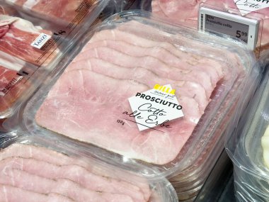 Süpermarkette sergilenen paketlenmiş prosciutto dilimleri.
