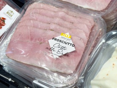 Süpermarket vitrininde paketlenmiş prosciutto cotto alle erbe.