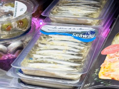 Süpermarketin deniz ürünleri bölümünde paketlenmiş sardalya filetosu..