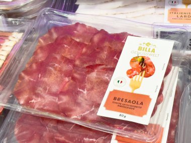 Market vitrininde ince dilimlenmiş paketlenmiş et..