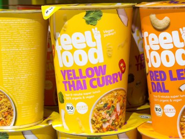 Vejetaryen sarı Tayland körili, organik malzemeli hazır şehriye..