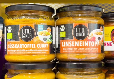 Organik patates, köri ve mercimek kavanozu süpermarketin rafında..