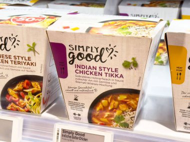 Hint usulü tavuk tikka hazır yemek paketi rafta.