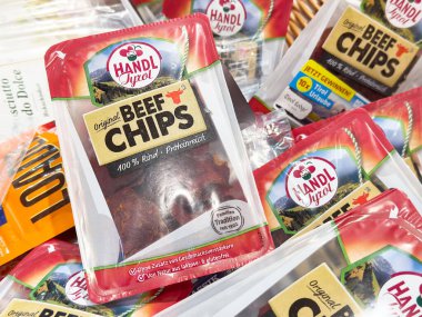 Market vitrininde orijinal sığır eti cipsi paketlemesiName.