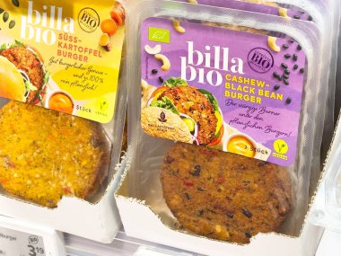 Vejetaryen kaju börülce ve tatlı patates burgerleri marketin rafında..