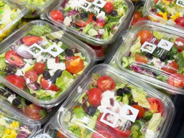 Domatesli, zeytinli ve peynirli taze salata kutuları..