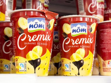 Çikolata ve muz aromalı kremalı muzlu tatlı fincanları..