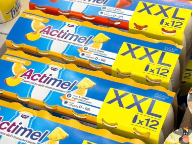 Multifrucht bağışıklık sistemi xxl boyutunda seçenekleri olan yoğurt içecek paketlerini yükseltir.