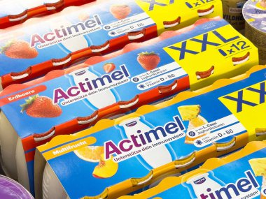 Çeşitli aktif yoğurt paketleri, meyveli tatlar ve xxl seçenekleri.