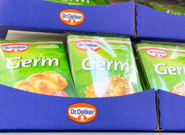 Dr. Oetker mikrop mantarı ambalajı raf ekranında.