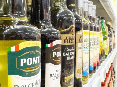 Rafta çeşitli balzamik sirkeler var..