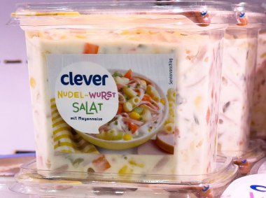 Sergilenen mayonez ve sebzeli nudel sosis salata paketi.