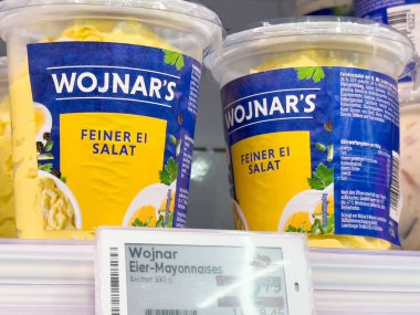 Alman yumurta salatası paketi süpermarket vitrininde.