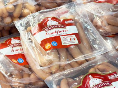 Kırmızı etiketli plastik ambalajlı Frankfurter sosisleri.