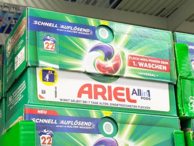 Ariel hepsi bir arada kapsüller süpermarket rafında sergilenen deterjan kutusu.