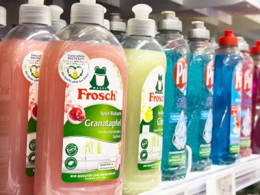 Süpermarket raflarında sergilenen çeşitli bulaşık deterjanları..