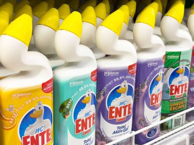 Ördek şeklinde banyo temizleyici şişeleri süpermarketin rafında..