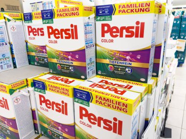 Mağazada gösterilen Persil rengi çamaşır deterjanı kutuları.