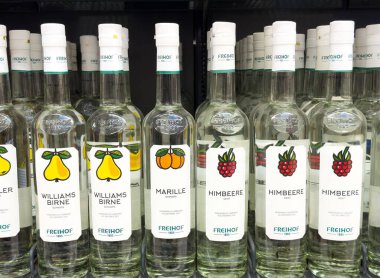 Markette çeşitli meyve aromalı schnapps şişeleri var..