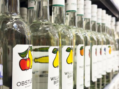 Dükkanda çeşitli meyve aromalı içki şişeleri var..