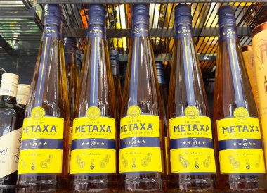 Depo rafında Yunan ruhunun damgalandığını gösteren metaxa şişeleri.