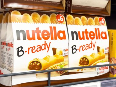 Nutella B-hazır atıştırmalıklar süpermarket rafında sergileniyor.